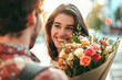 Mulher surpresa recebendo um buquê de flores do namorado