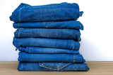 Fototapeta  - Dżinsy stos poskładanych par niebieskich spodni na półce 