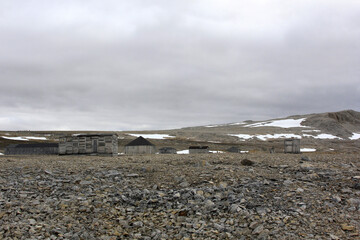 Wall Mural - Cabanes de bois sur le permafrost en arctique