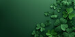 Kleeblätter als Glücksbringer mit wunderschöner Dekoration auf grünen Hintergrund im Querformat für Banner, ai generativ