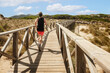 Jogger läuft über Holzsteg, Capdepera Mallorca