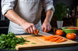 Koch schneider Karotten in der Küche, gesundes Essen