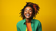 Jeune femme noire, heureuse, souriante, dreadlocks, arrière-plan orange, image avec espace pour texte