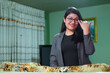 © Yoel Garay - La Chica con Lentes y Chaqueta Gris en su Hogar ,estilo relajado