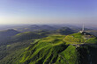 © Vinsalow - Paysage de montagne, cratères de volcans, forêts et petites prairies en Auvergne, France. Sommet du volcan du Puy de Dôme et Panorama de la chaine des puys. Patrimoine naturel en Europe.