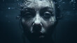Surreales Portrait einer Frau unter Wasser mit Luftblasen und Schatten. Konzept: Depression nachfühlen. Illustration in kühlen Farben. Düstere kalte Atmosphäre
