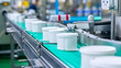 Uma visão geral de uma linha de processamento e embalagem de alimentos apresentando esteiras transportadoras e máquinas enfatizando os processos industriais no setor de fabricação de alimentos