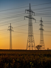 Canvas Print - Strommasten und Sendemast in der Abendsonne