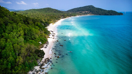 Sticker - Aerial view of a serene tropical beach with lush greenery and turquoise waters, ideal for travel and vacation concepts