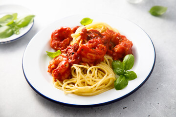 Wall Mural - Spaghetti with shrimps and spicy sauce