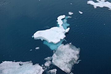 Sticker - un iceberg par dessus et sa profondeur dans la mer