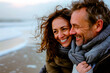 © Chris - Foto de una pareja feliz disfrutando de una caminata en la playa. Generativa IA