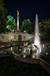 Springbrunnen mit Wasserfontänen, Figuren, Treppe und der Säule mit dem Friedensengel in nächtlicher Beleuchtung, Bogenhausen, München