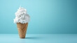 Cono de helado de nata  sobre un fondo azul claro