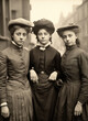Foto de tres mujeres de la era victoriana.