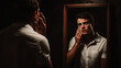 Homme se regardant dans le miroir et se questionnant sur son identité