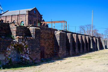 青空を背景に観光スポット炭鉱跡のレンガ外壁風景
Scenery of the brick exterior wall of the ruins of a coal mine, a sightseeing spot with a blue sky in the background
日本(冬の春)
Japan (winter spring)
九州・熊本県荒尾市
(万田坑ステーション)