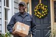 Berufliche Hingabe: Ein Postbote, auch als Paketlieferant bekannt, präsentiert stolz eine zuverlässige Zustellung, ein Blick in den Alltag des engagierten Lieferdienstes.