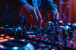 Elektronische Vibes: Ein DJ am Mixer sorgt für pulsierende Beats und eine mitreißende Atmosphäre in der Clubszene, ein Bild der lebendigen Musikunterhaltung
