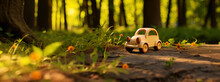 木のおもちゃの車が1台森の中に置いてある写真