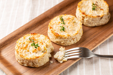 Vegetable flans or sformatino, or vegetable muffins made with cauliflower, leek, egg, ricotta and parmesan cheese. Monoportion appetizers.