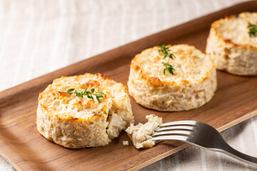 Poster - Eating vegetable flans or sformatino, or vegetable muffins made with cauliflower, leek, egg, ricotta and parmesan cheese. Monoportion appetizers.