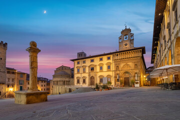 Wall Mural - Arezzo, Italy. View of historic architecture on Piazza Grande square at dusk