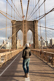 Fototapeta Nowy Jork - Mujer joven observando el puente de Brooklyn en Manhattan, Nueva York.