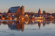 Verden an der Aller in Niedersachsen, Deutschland mit dem Dom bei starkem Hochwasser. Die Gebäude spiegeln im Wasser mit Eisschollen. 