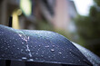 Eleganter Schutz im Regen: Ein Regenschirm trotzt den Regentropfen, eine stilvolle Szene, die den Schutz vor Nässe mit Ästhetik vereint