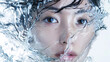 水の恵みで輝くクリアな美肌のアジア系女性
