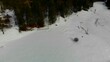 Drohnenflug über dem See in den Bergen in schöner Landschaft im Winter
