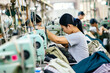 Asiatische Industrienäherinnen: Geschickte Hände in der Textilproduktion