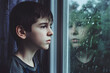 Kindertränen im Regen: Kleiner Junge in der Trostlosigkeit eines regnerischen Tages