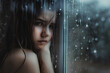 Kindheitstränen im Regen: Kleines Mädchen in der Trostlosigkeit eines regnerischen Tages