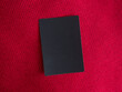 Carte noire sur fond de tissu rouge. Concept marketing de carte VIP