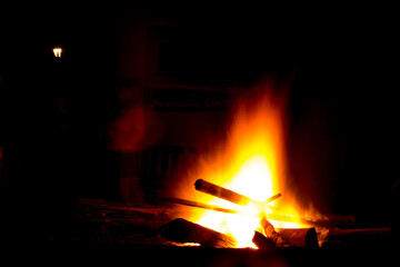 Fogueira acesa em noite fria e  escura de um hotel fazenda.