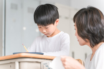 Poster - 勉強する子供と指導する先生（夏期講習・個別指導）
