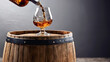 Ambiente di Distillazione- Versare Whiskey in un Bicchiere da una Bottiglia su una Botte di Legno, Sfondo Grigio