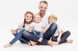 © Stefanie - Vater mit drei Kindern fröhliches Portrait im Studio