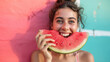 Lächelnde Frau mit Melone an einem heißen Sommertag