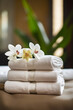 Biale ręczniki z kwiatami w salonie SPA