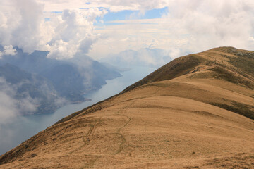 Wall Mural - Wanderparadies über dem Comer See; Kammweg zum Monte Bregagno mit Blick nach Süden über den See