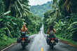 Paare fahren Motorrad in grüner tropischer Umgebung