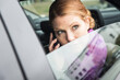 © Stefanie - Businessfrau telefoniert und schaut aus Autofenster , München, Deutschland
