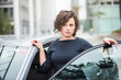 Businessfrau in Stadt mit Auto, München, Deutschland