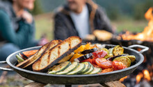 Gegrilltes Veganes Essen, Barbecue Beim Wandern In Den Bergen, Gegrilltes Gemüse. Outdoor Grillen über Einem Lagerfeuer Mit Veganern. Und Mit Freunden.