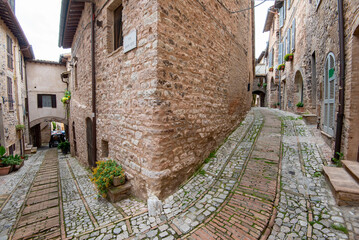 Canvas Print - Cobblestone Pedestrian Alley in Spello - Italy