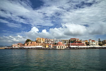 Canvas Print - Taverns, historic buildings and crowds of tourists in the port of Chania on the island of Crete