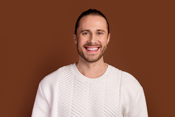 Poster - Photo of confident good mood guy dressed white pullover smiling white teeth isolated brown color background